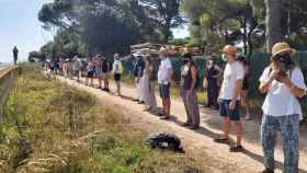 Cadena humana en Platja d'Aro para protestar contra la destrucción de un espacio natural / NATURALISTES GIRONA (TWITTER)