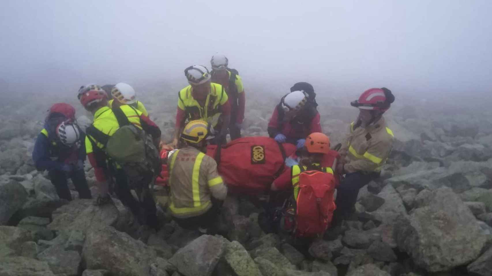 Rescate a pie de un escalador herido en el Ripollès, tras una caída de 10 metros / BOMBERS