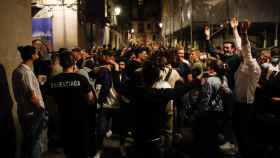 Cientos de personas reunidas en el paseo del Born, la noche y madrugada de este domingo, en Barcelona / KIKE RINCON - EUROPA PRESS