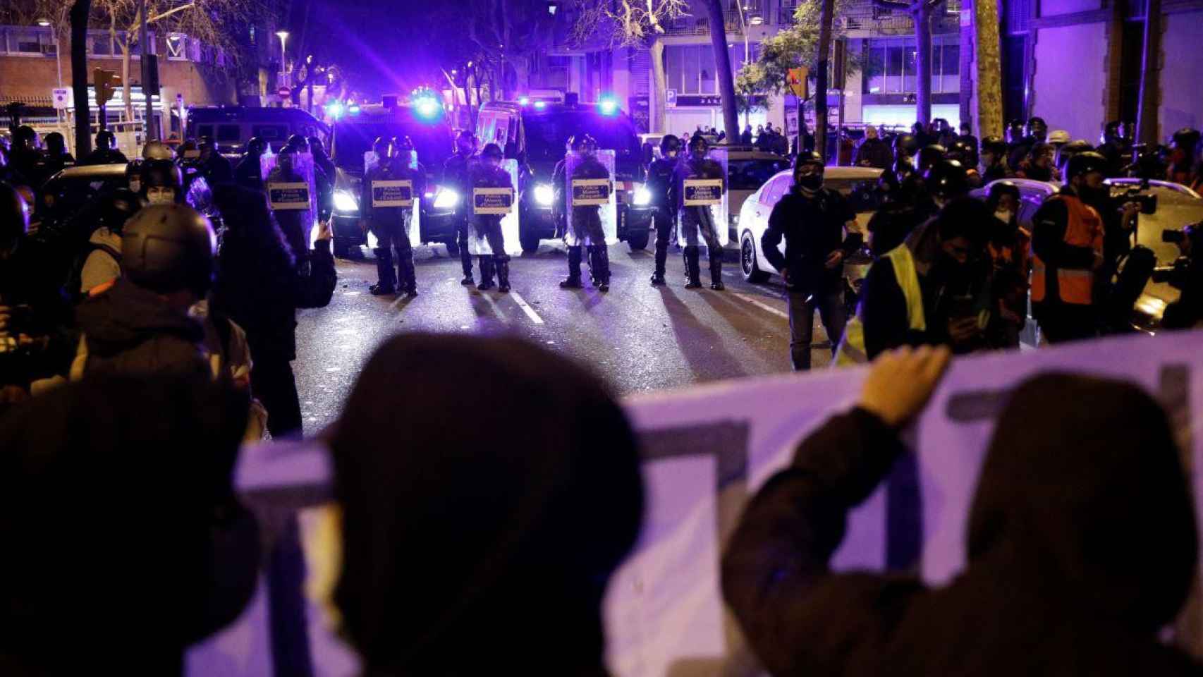 Manifestantes lanzan objetos contra los Mossos durante los disturbios por Pablo Hasél: cuatro detenidos en Vilanova y Sabadell / EP