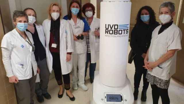 El Hospital Josep Trueta ha recibido uno de los robots de desinfección por luz ultravioleta enviados por la Comisión Europea / COMISION EUROPEA