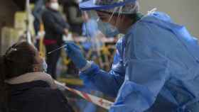 Sanitaria realizando una PCR en un hospital de Cataluña, que ya ha superado los 2.000 pacientes ingresados / EP
