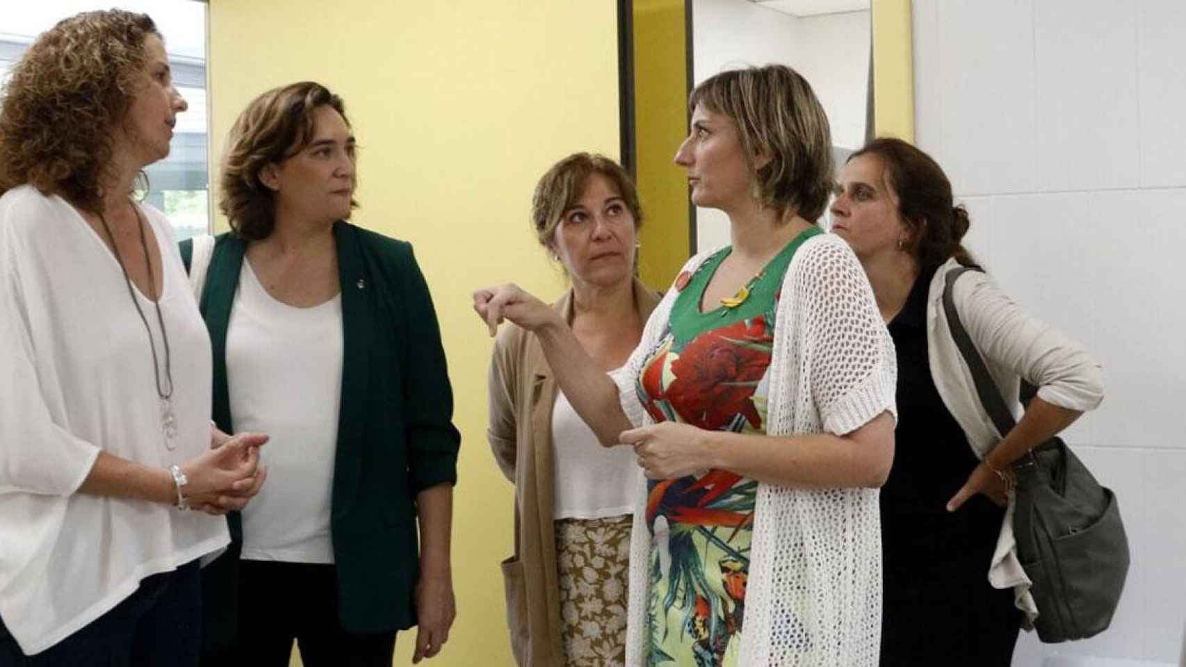 Ada Colau (2d), alcaldesa de Barcelona, con Alba Vergés, consejera catalana de Salud (2i) / EFE