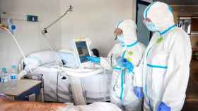 Médicos tratando a un paciente con coronavirus / JCCM
