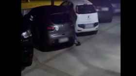 El ladrón junto a uno de los vehículos en Tarragona / MOSSOS D'ESQUADRA