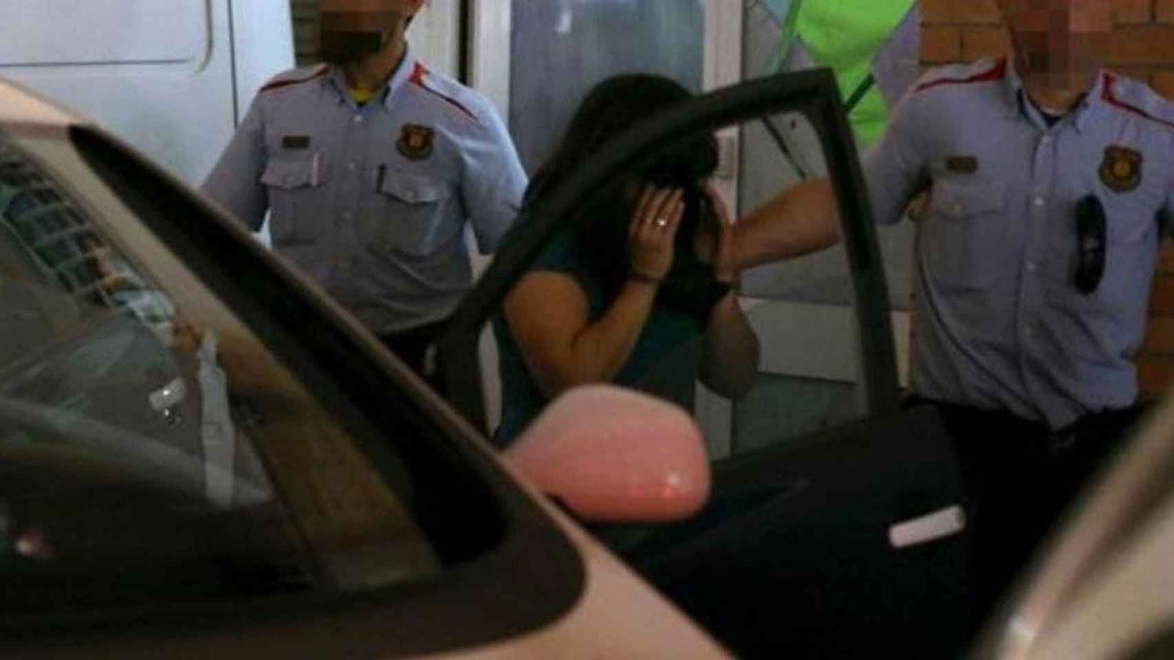 Una detenida, durante la operación policial de 2015 / EFE