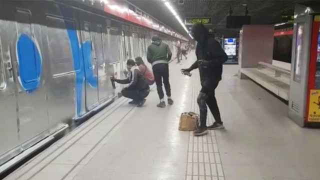 Varios grafiteros pintan un tren en la estación de la Sagrera / CG