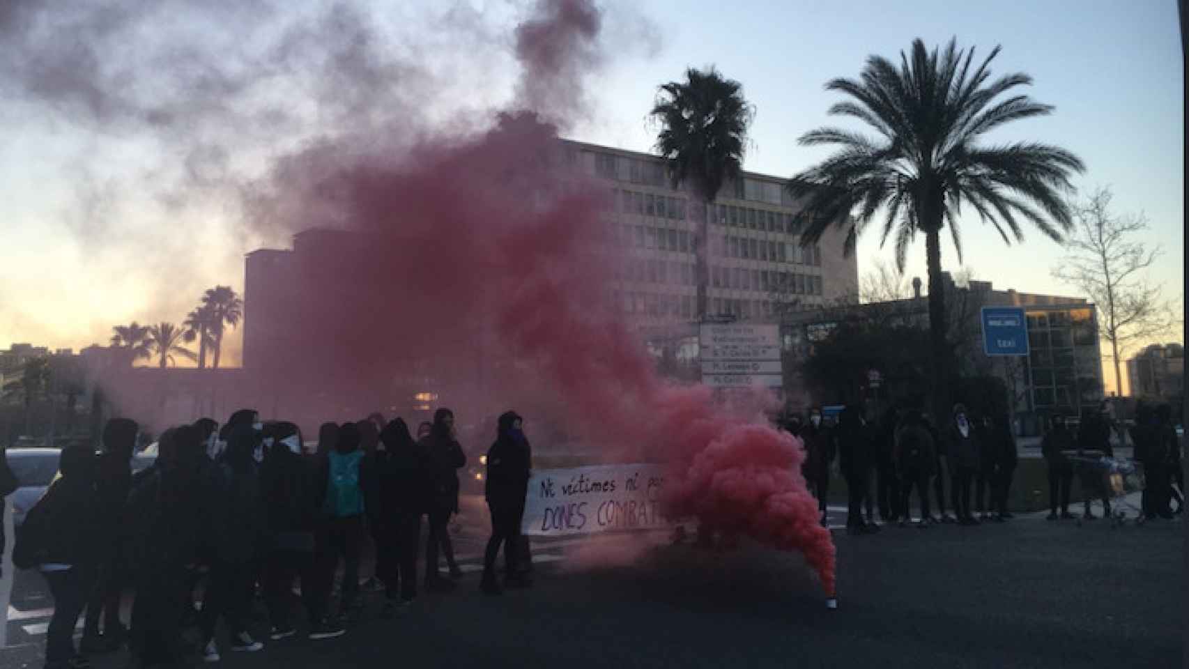 Feministas cortan la circulación en la avenida Meridiana de Barcelona / TWITTER