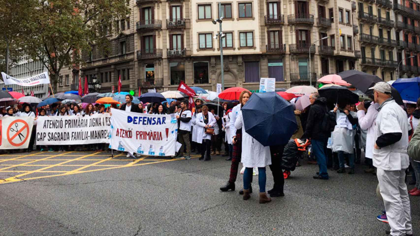 Imagen de la concentración de médicos de atención primaria ante la sede del Instituto Catalán de Sanidad (ICS) / @icsenlluita