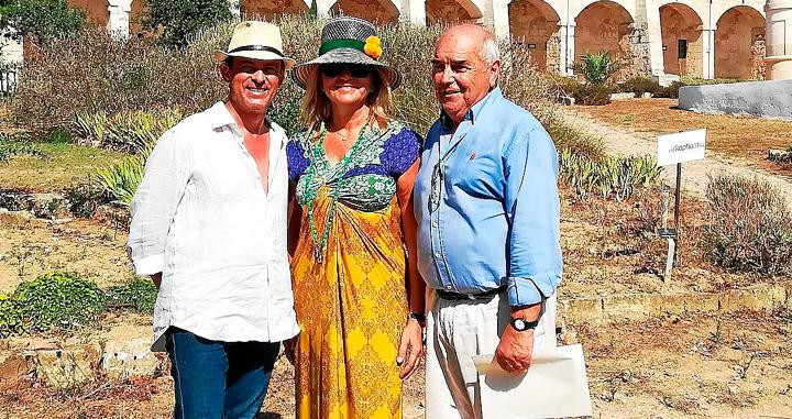 Manuel Valls (i), con Susana Gallardo (c) y el exgeneral Luis Alejandre (d), en Menorca / José Barber -- Menorca.info