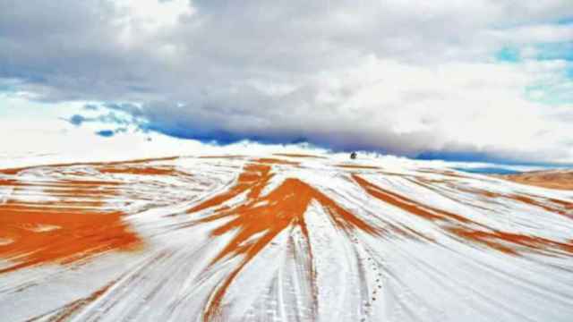 Una foto del desierto de El Sáhara cubierto de nieve / Twitter