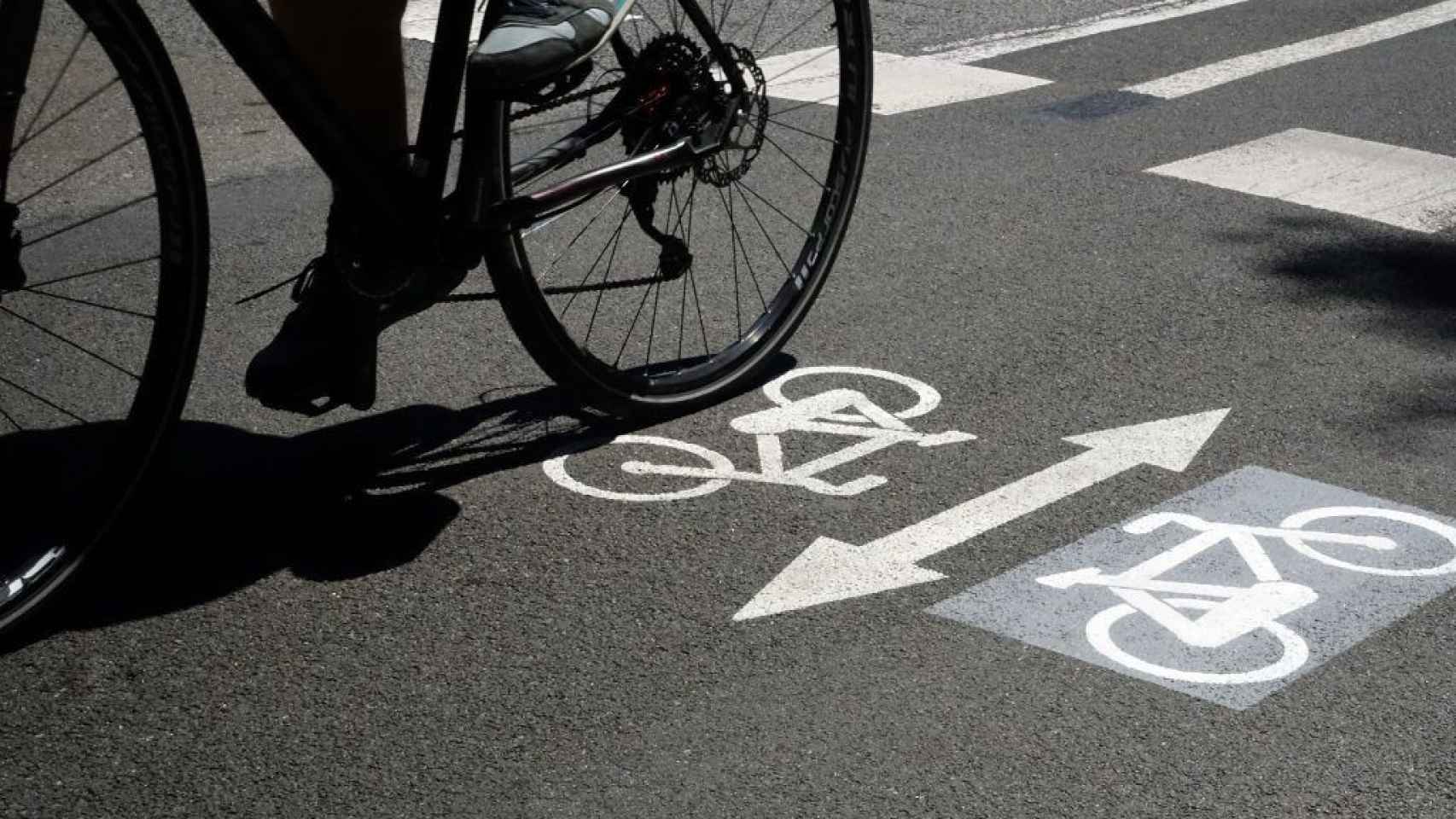 Una bicicleta sobre el carril en Barcelona, donde podrían evitarse muertes prematuras