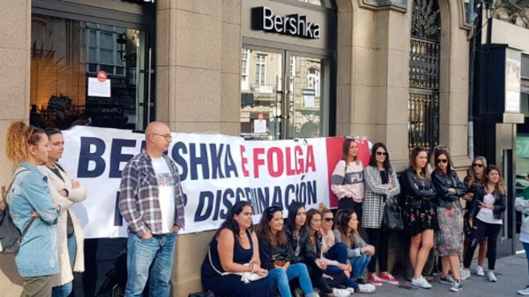 Trabajadoras de Bershka protestan ante una tienda de la compañía / EFE