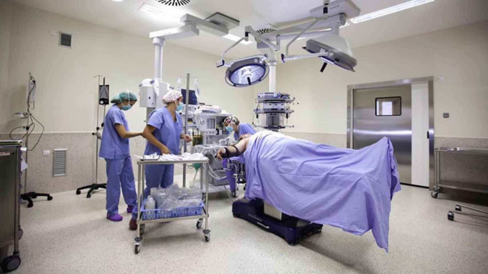 Una operación en el quirófano de un hospital español / CG