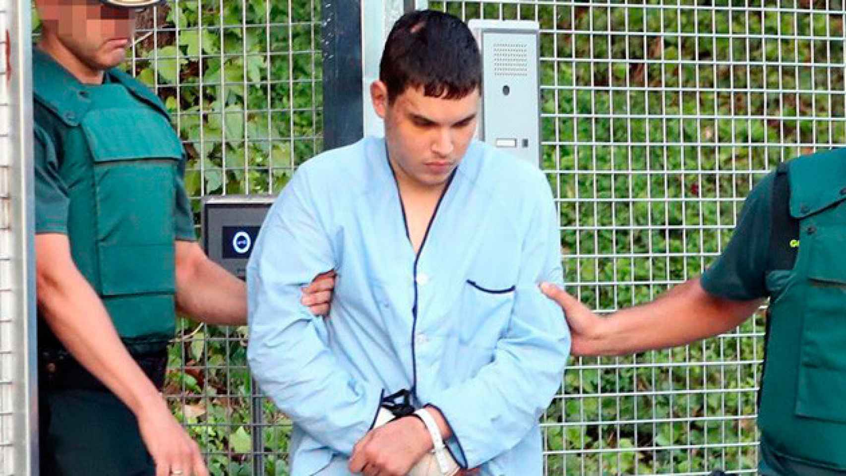 Mohamed Houili Chemal, herido grave tras la explosión en la vivienda de Alcanar en Tarragona, es custodiado por agentes de la Guardia Civil a su salida de las dependencias de Tres Cantos / EFE