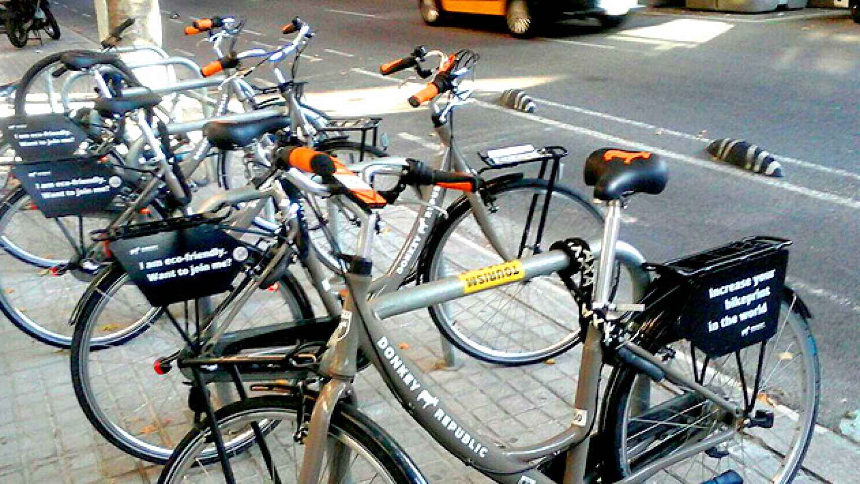 Las bicicletas de Donkey Republic ocupan los aparca-bicis municipales de las aceras de Barcelona / CG
