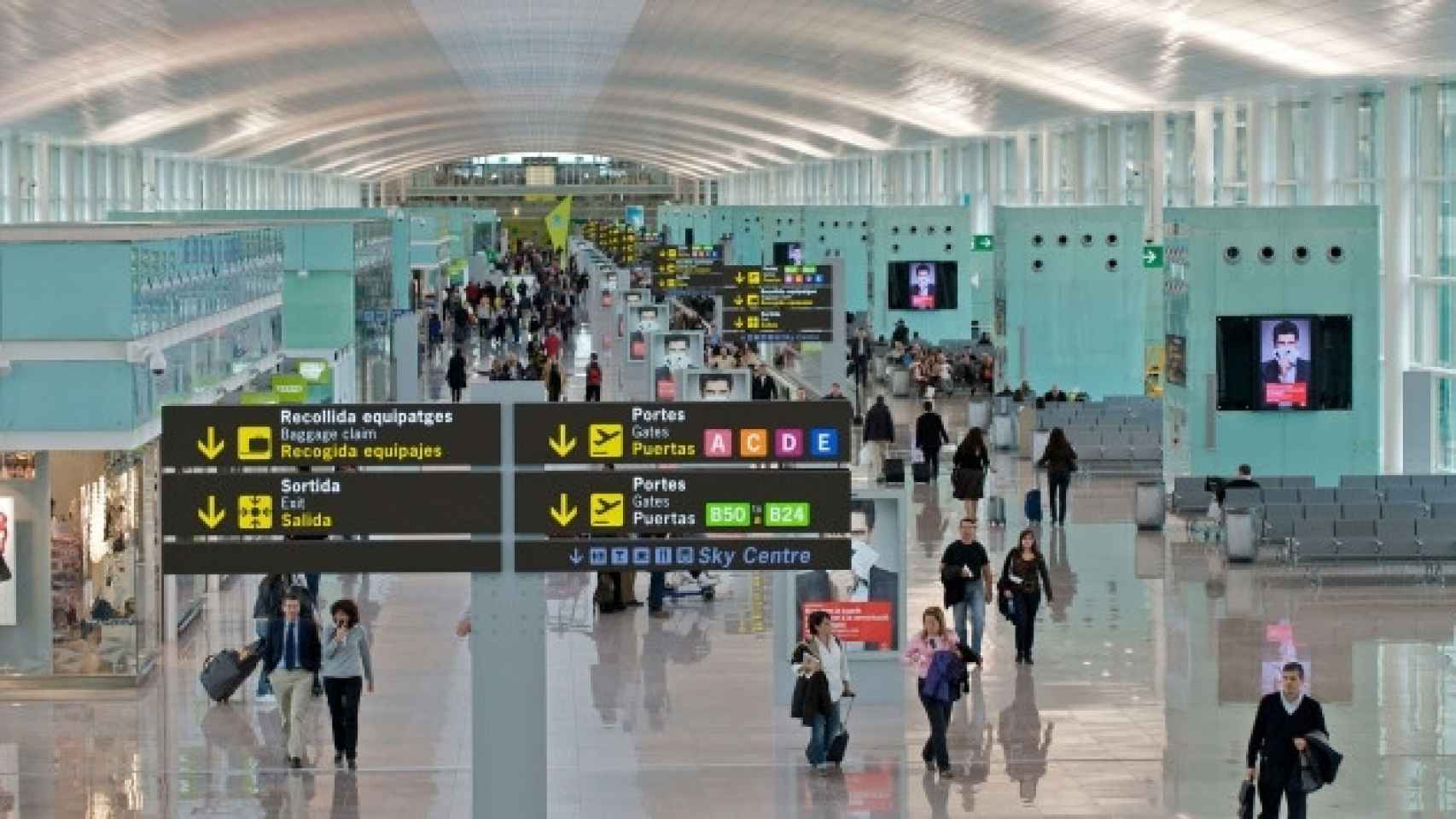 El Aeropuerto de Barcelona-El Prat se ha despertado este viernes con relativa normalidad en el control de seguridad / CG