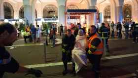 Imagen de una mujer socorrida por efectivos de los servicios de emergencia tras el atentado de Niza (Francia) del jueves.