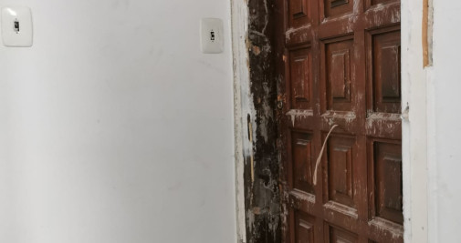 Una de las puertas forzadas en el bloque de Cerdanyola / CEDIDA