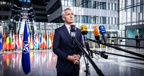 El Secretario General de la OTAN, Jens Stoltenberg, responde ante la prensa en la segunda jornada de la reunión del Consejo de Ministros de Defensa de la OTAN en la sede de la Alianza en Bruselas / EFE