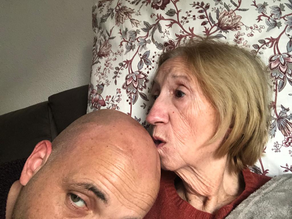 José Codina y su madre Mercè, enferma de alzhéimer / CEDIDA