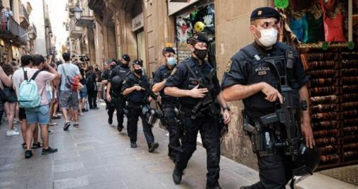 Agentes de los Mossos desplegados durante un posible atentado en un hotel de las Ramblas / PABLO MIRANZO (CG)
