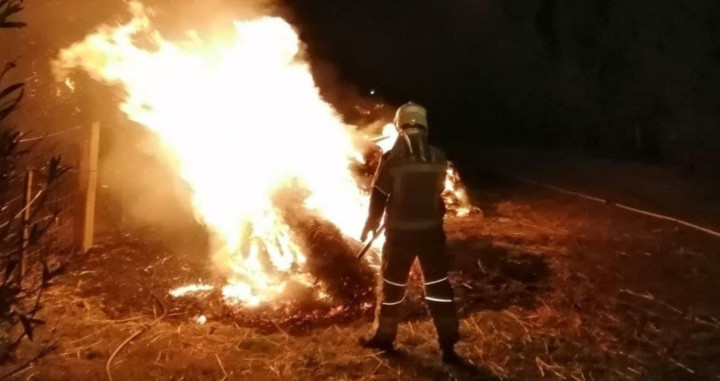Bomberos sofocan un incendio en Esclanyà / BOMBERS