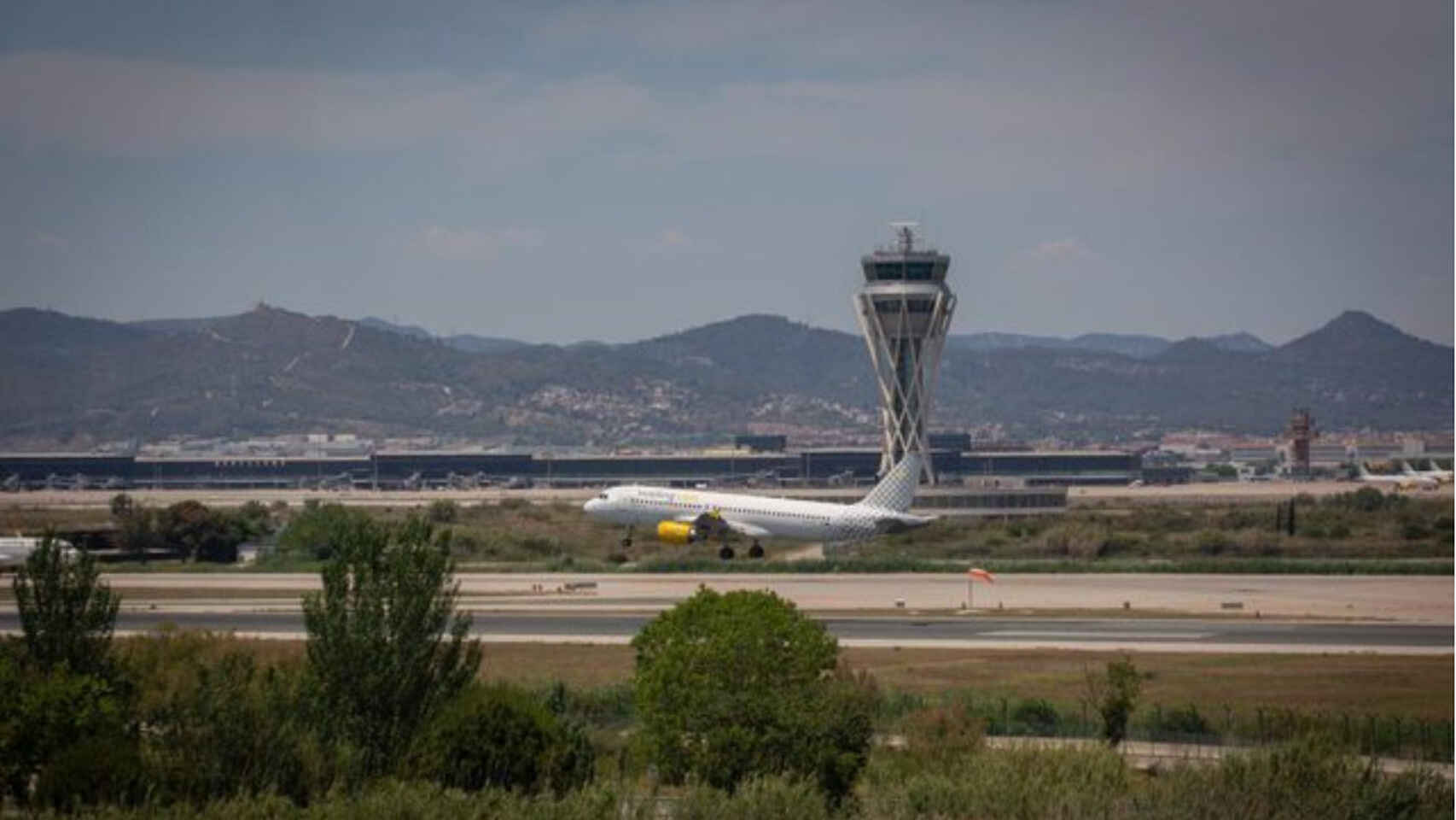Un avión en el Prat, cerca del espacio nautural de La Ricarda : E.P.