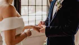 Una pareja de recién casados se intercambia los anillos en el día de su boda / PEXELS