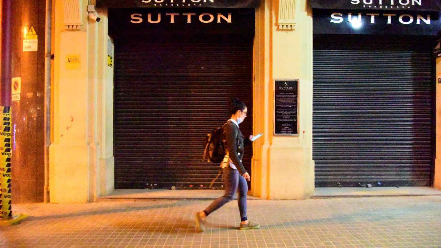 Una persona pasa por delante de una discoteca cerrada de Barcelona / EP