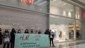 Trabajadoras de una tienda de H&M en La Morea, la semana pasada en una acción contra los despidos anunciados / EP