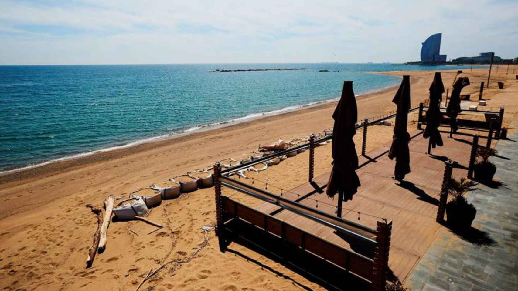 Uno de los chiringuitos cerrados de las playas de Barcelona debido al Covid-19 / EFE
