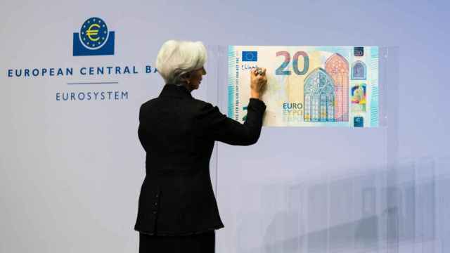 Christine Lagarde, presidenta del Banco Central Europeo (BCE), en la ceremonia de firma de billetes con su nombre / EP