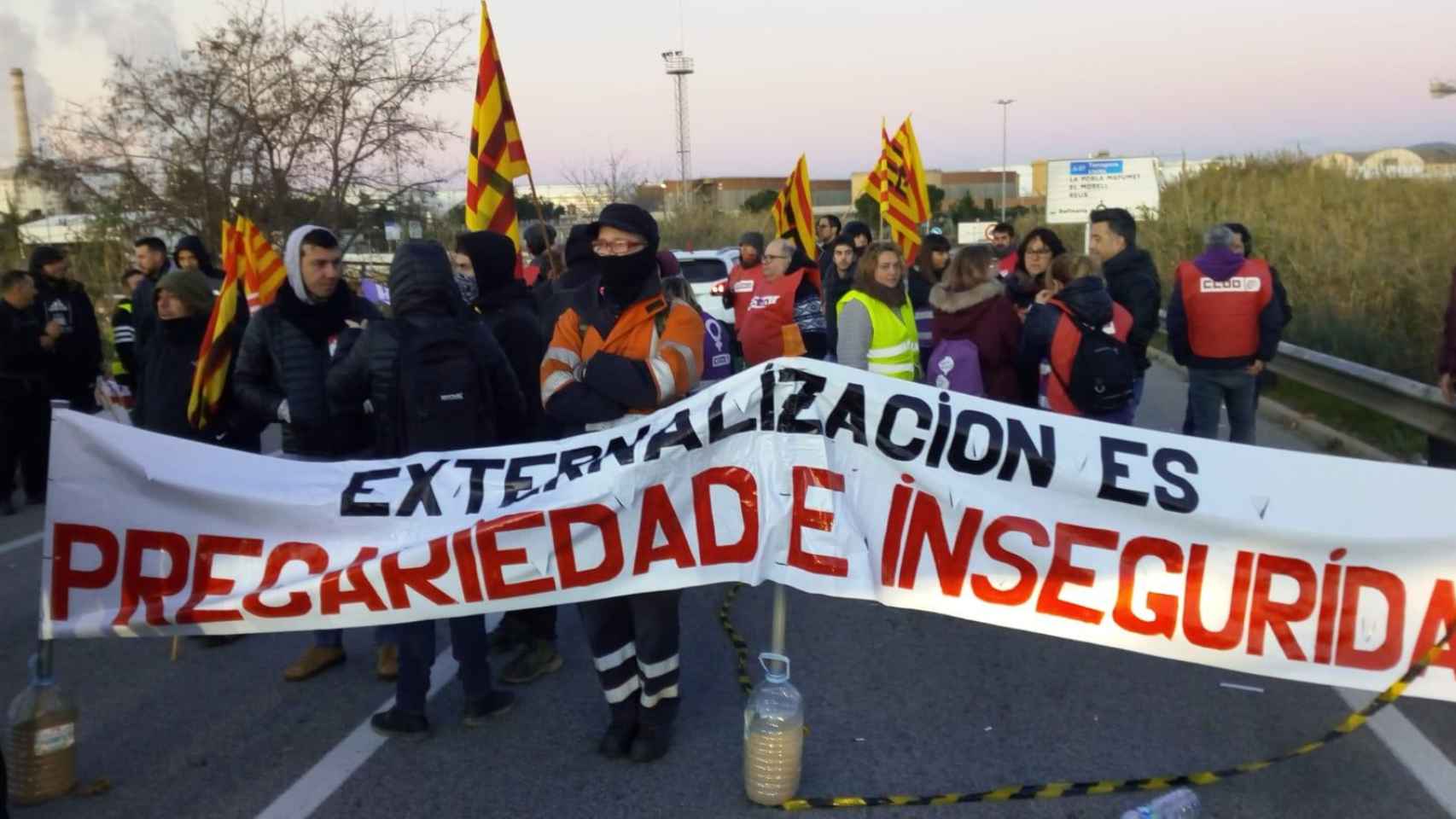 Sindicatos cortan el acceso a la petroquímica de Tarragona por la huelga / CCOO