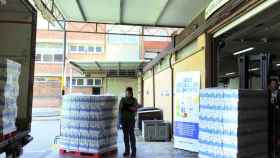 Varios lotes de leche donados por Mercadona al Banco de Alimentos