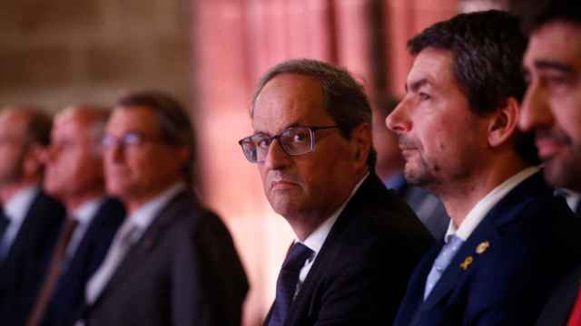 El presidente de la Generalitat, Quim Torra (c), junto al expresidente Artur Mas (i) y el presidente de la Cámara de Comercio de Barcelona, Joan Canadell (d) / EFE