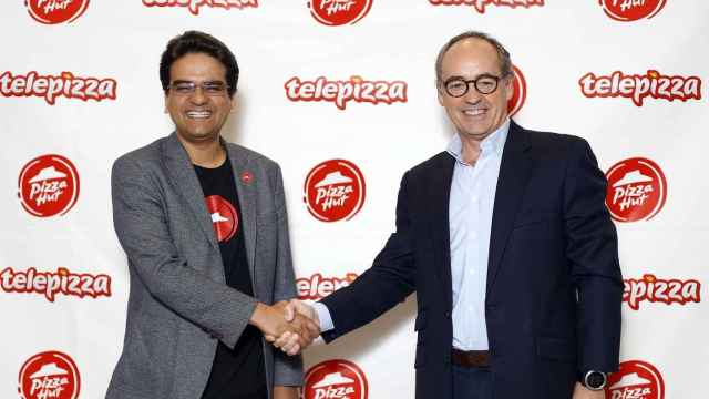 Una foto del acuerdo entre Telepizza y Pizza Hut