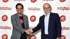 Una foto del acuerdo entre Telepizza y Pizza Hut