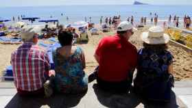 Imagen de archivo de unos pensionistas en la playa, cuyo poder adquisitivo baja por la subida de los precios en 2017 / EFE