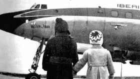 Dos niños contemplan un avión de Iberia recién llegado en el año 1959 / IBERIA