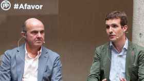 Luis de Guindos (i), ministro de Economía en funciones, y Pablo Casado (d), vicesecretario de comunicación del PP y cabeza de lista por Ávila en un acto en esa ciudad.