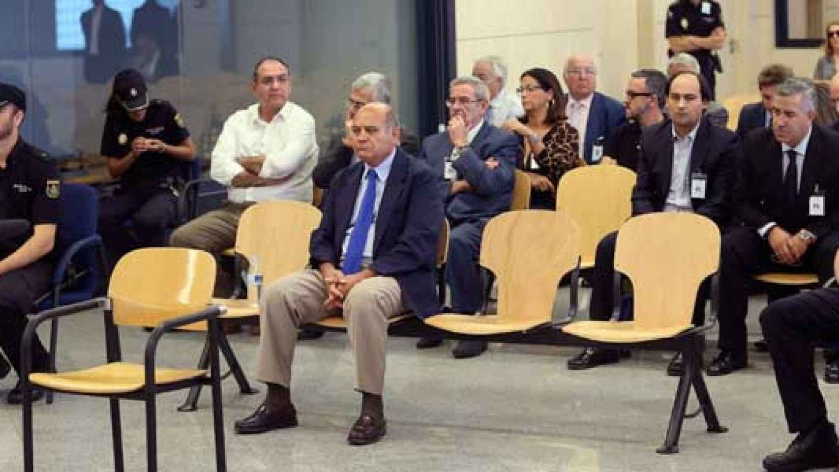El ex presidente de CEOE Gerardo Díaz Ferrán (en el centro, con corbata azul) durante el juicio que se celebra en la Audiencia Nacional