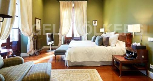 Dormitorio tipo suite de la masía de la familia Andic en Vilanova i la Geltrú /E&V