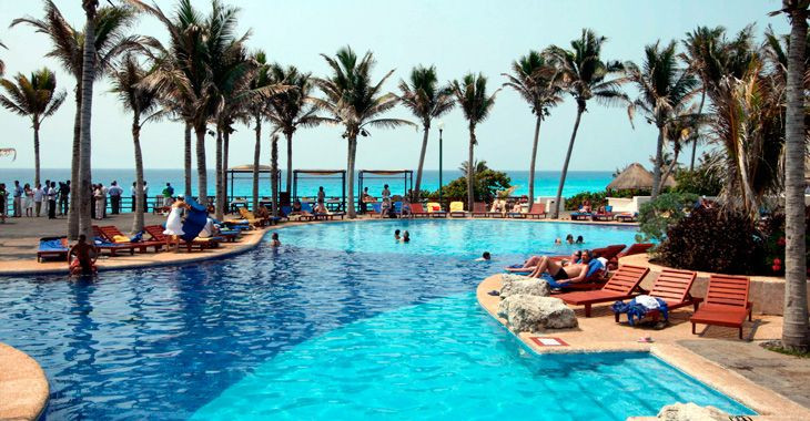 Imagen de un 'resort' junto a una playa de Cancún / EFE