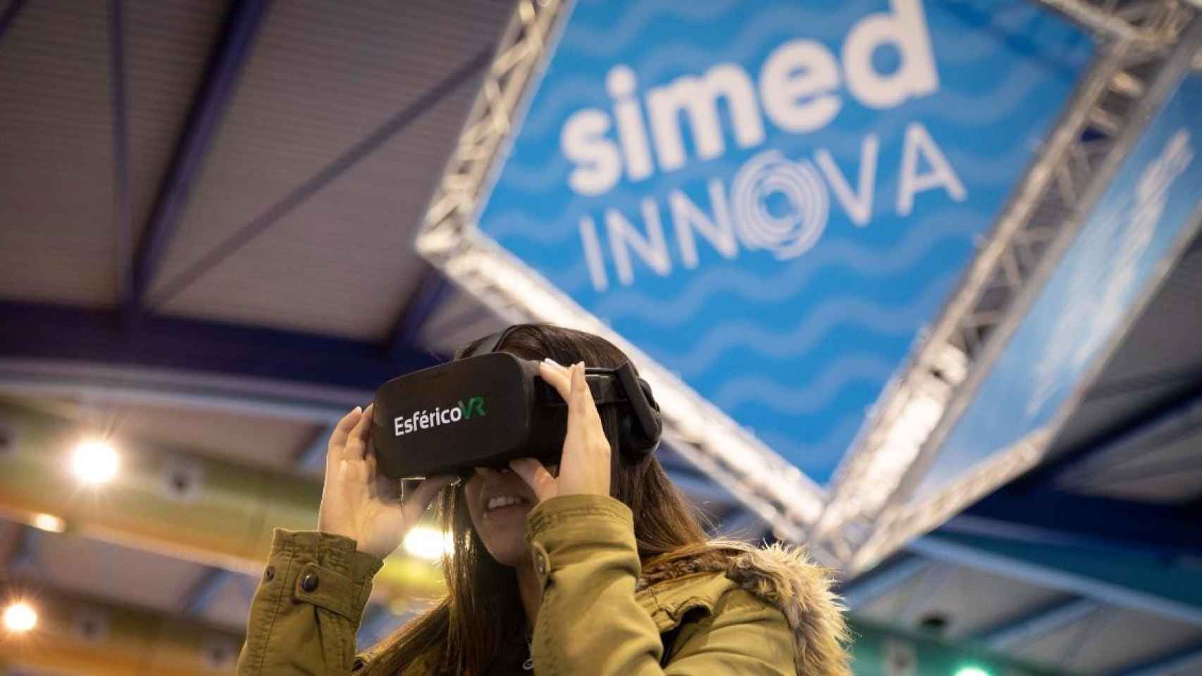 Una asistente prueba gafas de realidad virtual en un encuentro de startups internacionales / EUROPA PRESS