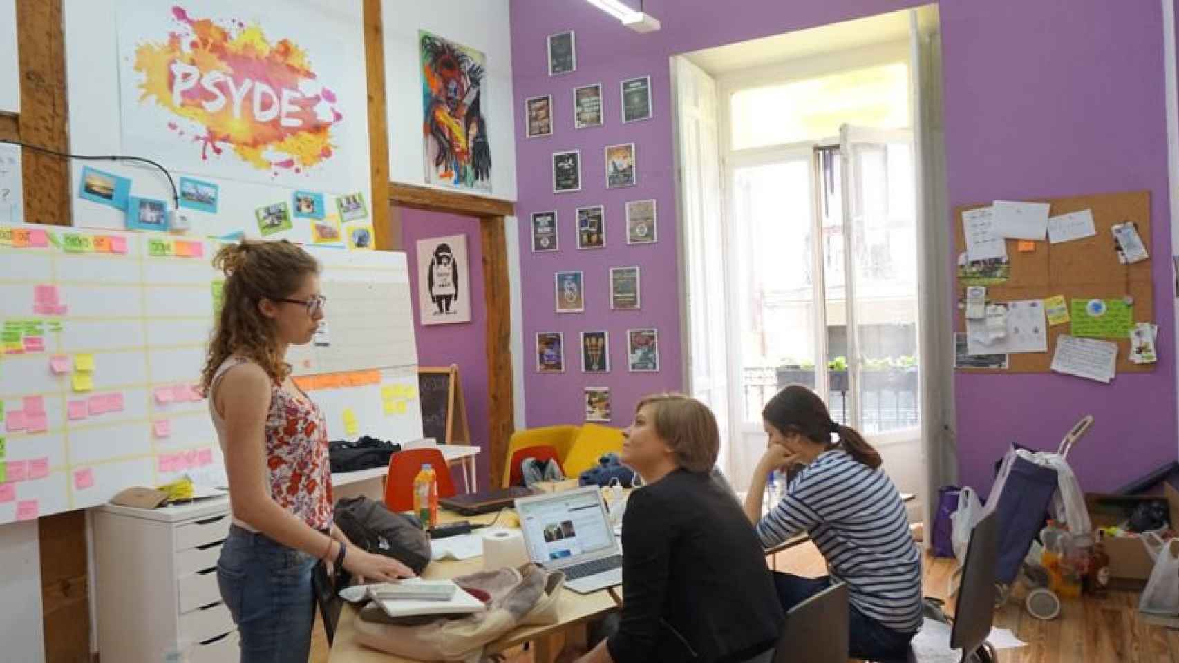 Dos alumnas de LEINN con una de las entrenadoras, en una de las salas de TeamLabs en Madrid.