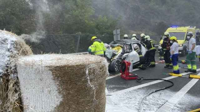 Estado en el que ha quedado el coche de las víctimas tras el accidente / BOMBEROS DE GUIPÚZCOA