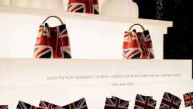 El escaparate de la tienda de Louis Vuitton en Londres, con la colección exclusiva de bolsos patrióticos
