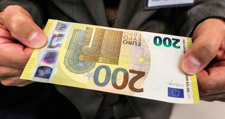 Uno de los nuevos billetes de 200 euros, que entrarán en circulación en mayo de 2019 / EFE
