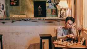 Un hombre juega al ajedrez en soledad / Phan Minh Cuong An EN PIXABAY